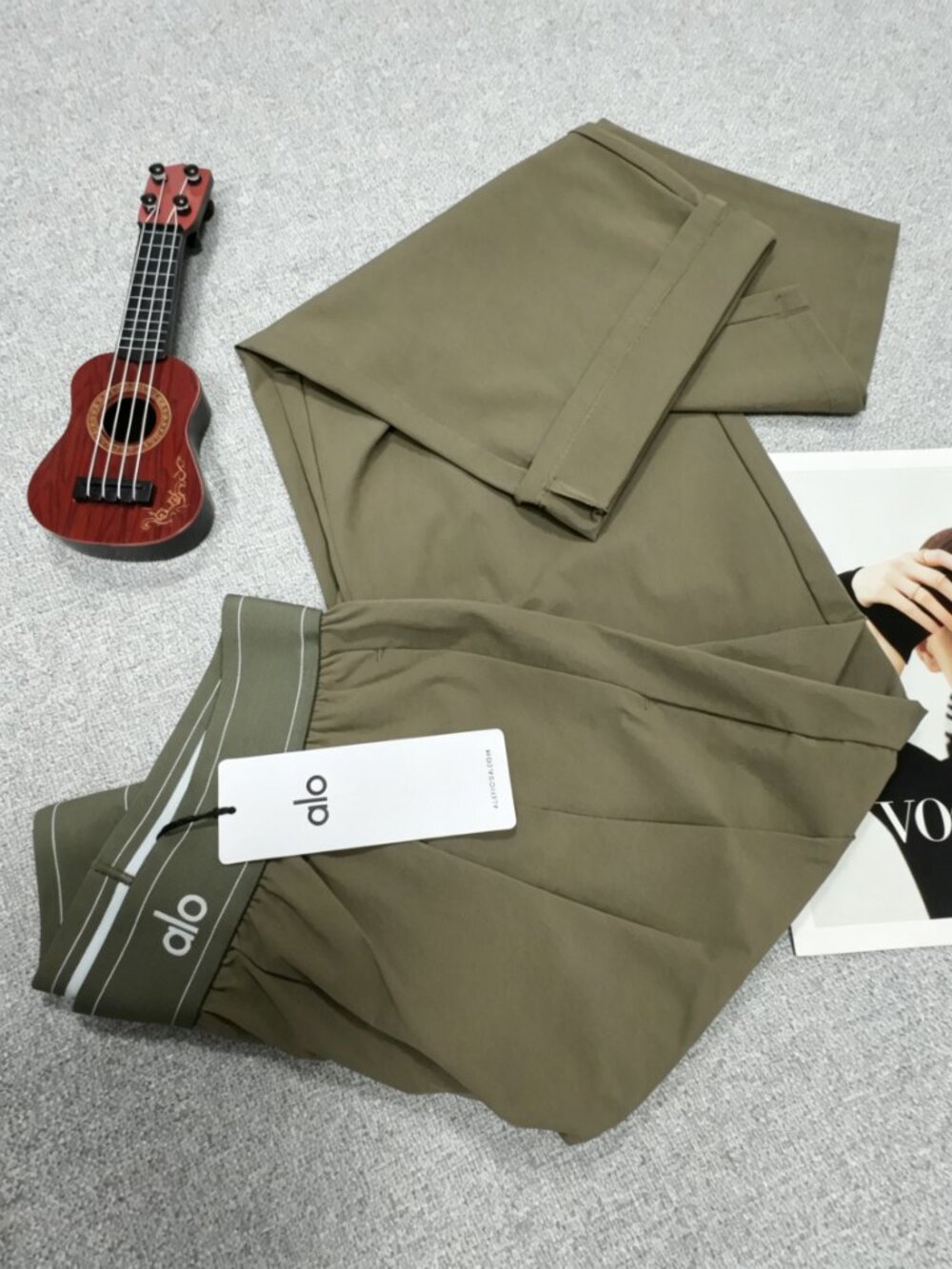 🌼NWT ALO Yoga Olive Relaxed Trouser🌱Regular 30" Inseam - Picture 5 of 7